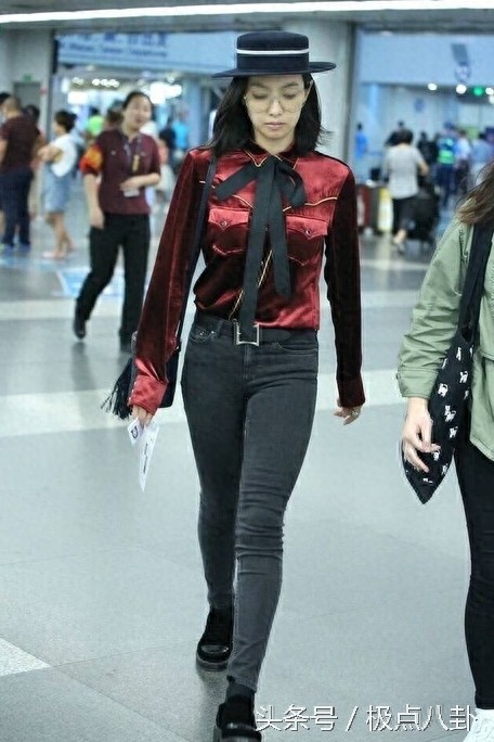 宋茜机场素颜照:象腿香肠嘴太抢镜,女神形象毁的不止一点,丑哭