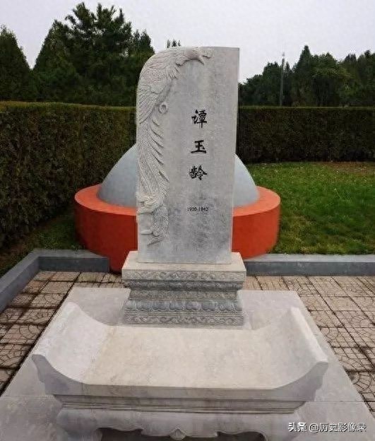 末代皇帝溥仪墓:两侧有皇后和贵妃的陪葬墓,离光绪墓仅二百米