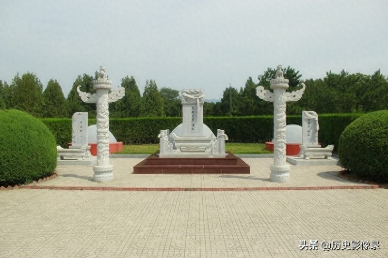 末代皇帝溥仪墓:两侧有皇后和贵妃的陪葬墓,离光绪墓仅二百米