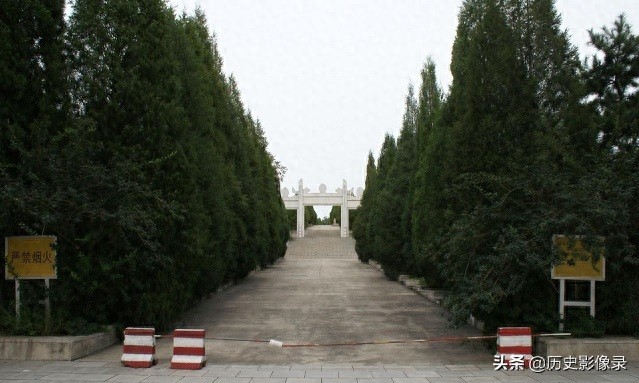 末代皇帝溥仪墓:两侧有皇后和贵妃的陪葬墓,离光绪墓仅二百米