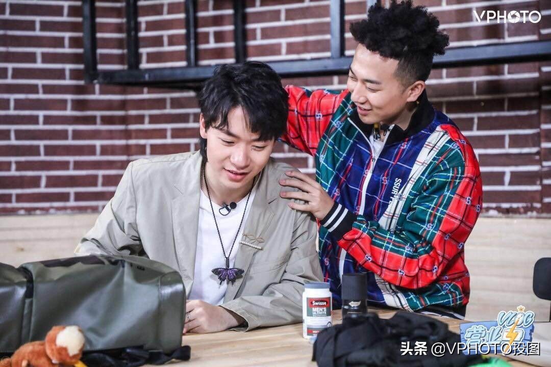 rapper福克斯多图,台上痞帅,台下也有腼腆一面