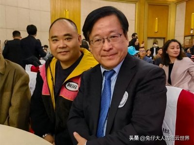 ​德云社侯震出席活动，合影照被晒，网友：少侯爷在德云社真有地位