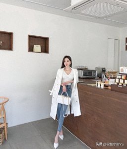 ​唯美清新的紧身牛仔裤美女，曼妙身材舒适养眼，尽显迷人曲线