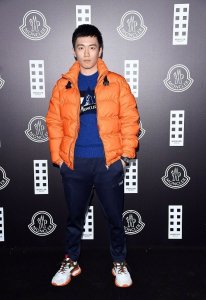 ​苏宁太子时装周看秀，张康阳穿潮装变新晋国名老公，帅过王思聪