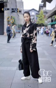 成都美女街拍：抓住三月的尾巴，放肆美吧