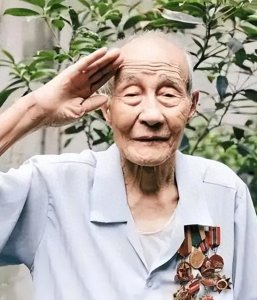 ​一等功臣埋名43年拒绝关照，却为孙子参军，不得已拿出当年的勋章