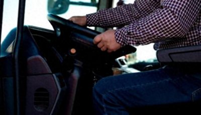 ​妻子和好友在家偷情，完事刚穿好衣服，丈夫闯入看见