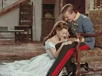 茜茜公主：16岁嫁给皇帝，61死于刺杀，一生都在“逃离”宫廷