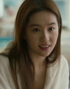 ​刘亦菲“卡裆式”翘臀泳装照火了，真实美力压“白幼瘦”！