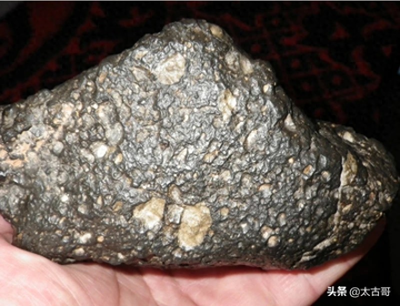 珍贵的【月球陨石】长石角砾岩陨石图组