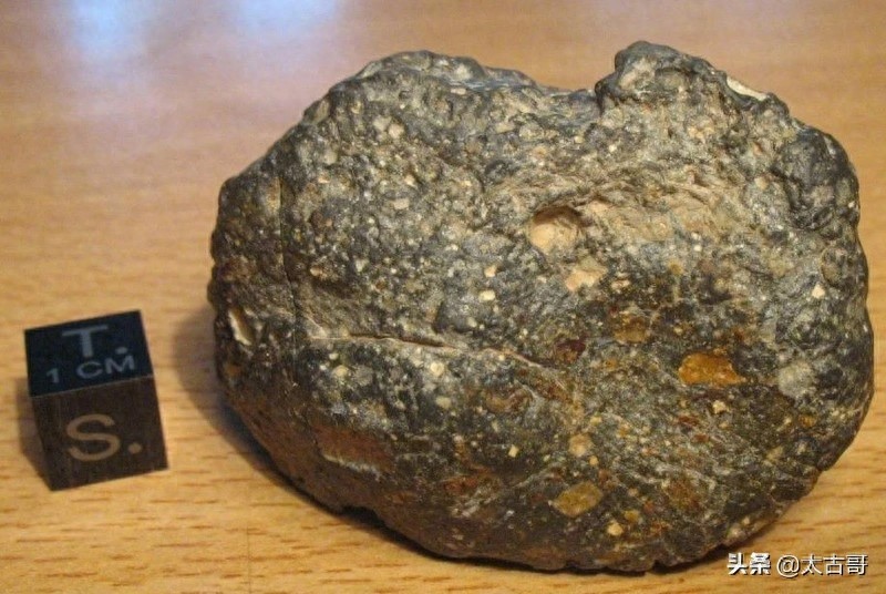 珍贵的【月球陨石】长石角砾岩陨石图组