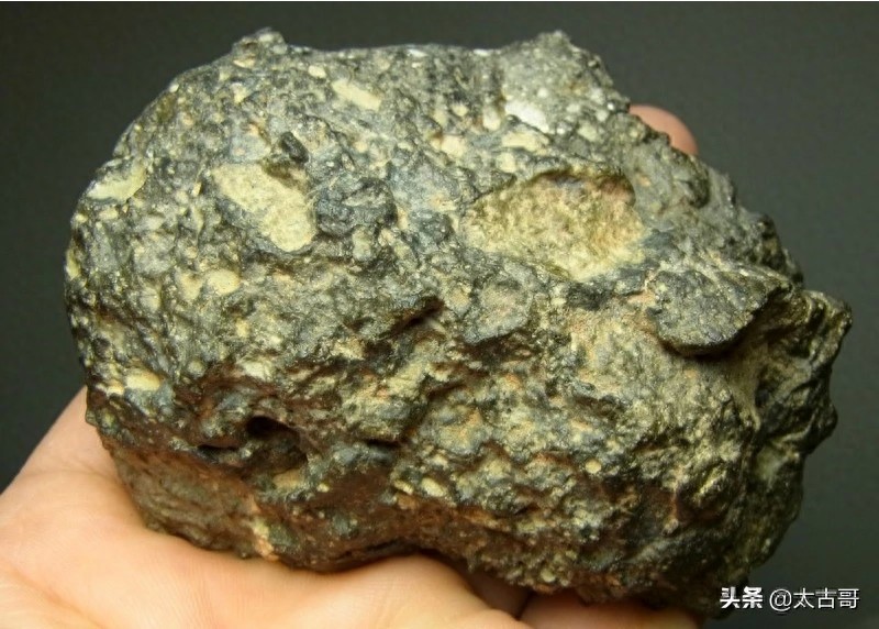 珍贵的【月球陨石】长石角砾岩陨石图组