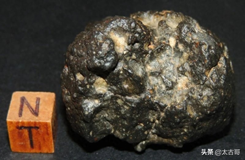 珍贵的【月球陨石】长石角砾岩陨石图组