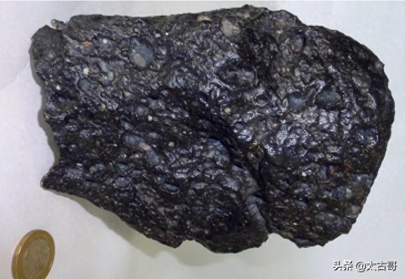 珍贵的【月球陨石】长石角砾岩陨石图组