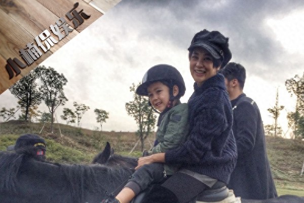 36岁吴晓敏一家近照，经谢娜介绍认识朴树，低调结婚恩爱幸福