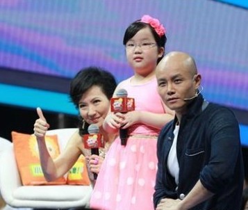 《新白娘子传奇》小青陈美琪近照，58岁显老态，小胖女儿很可爱