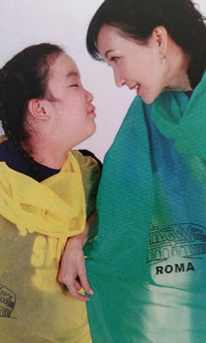 《新白娘子传奇》小青陈美琪近照，58岁显老态，小胖女儿很可爱