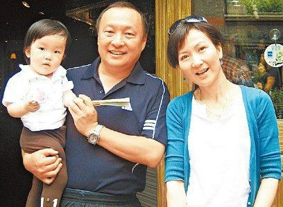 《新白娘子传奇》小青陈美琪近照，58岁显老态，小胖女儿很可爱