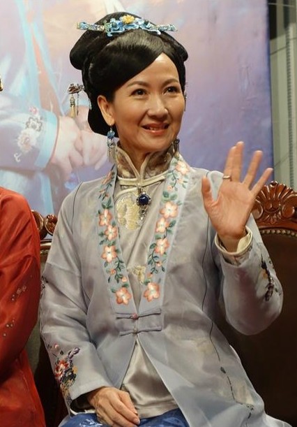 《新白娘子传奇》小青陈美琪近照，58岁显老态，小胖女儿很可爱