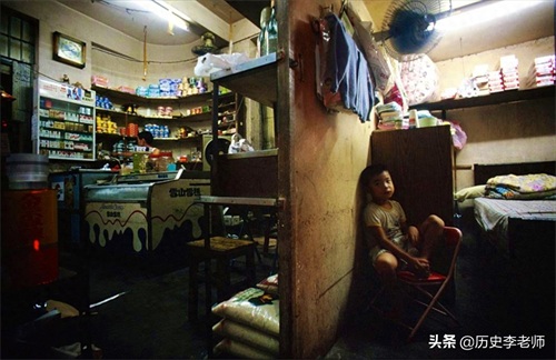 香港九龙寨城老照片：曾是香港最邪恶肮脏之地，图9场景令人作呕