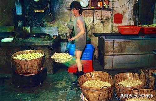 香港九龙寨城老照片：曾是香港最邪恶肮脏之地，图9场景令人作呕