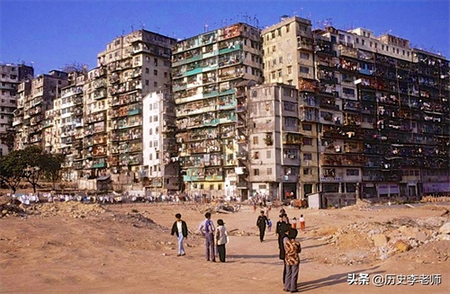 香港九龙寨城老照片：曾是香港最邪恶肮脏之地，图9场景令人作呕
