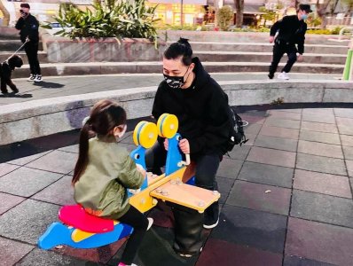 ​周杰伦晒女儿近照 Hathaway学骑车