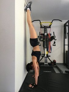 ​盖尔·加朵晒倒立健身照！秀纤长身材 大长腿好吸睛