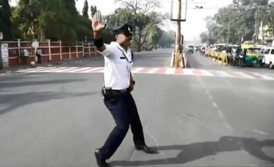 ​世界观丨摩擦摩擦，似魔鬼的步伐…印度交警太空步指挥交通