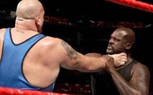 WWE与NBA的碰撞：奥尼尔对阵大秀哥，小牛老板带人砸场子