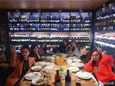 ​前上海上港俱乐部球员孙祥的妻子晒出年前与闺蜜相聚的照片