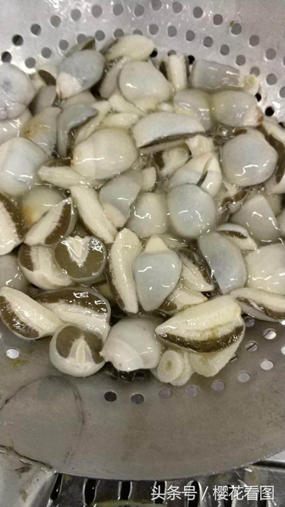 竹荪蛋营养丰富，清香嫩脆，餐桌上的美味佳肴