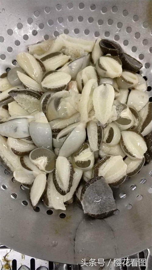 竹荪蛋营养丰富，清香嫩脆，餐桌上的美味佳肴