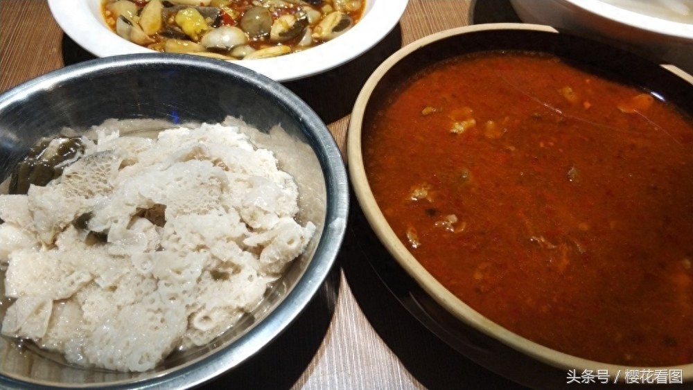 竹荪蛋营养丰富，清香嫩脆，餐桌上的美味佳肴