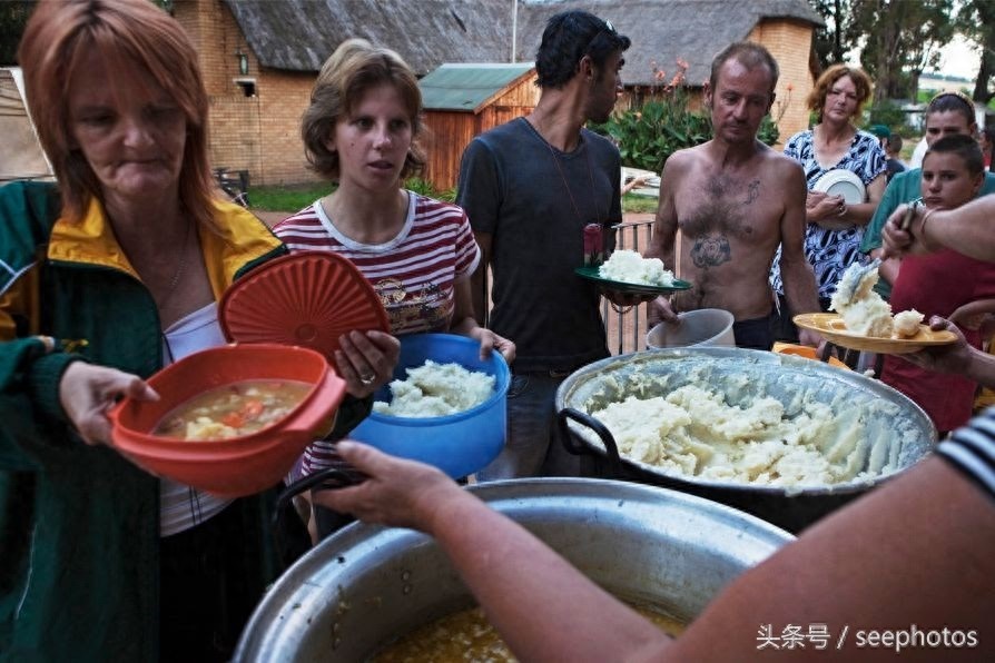 揭露南非白人的艰难生活，为了融入当地，白人美女不惜嫁给黑人