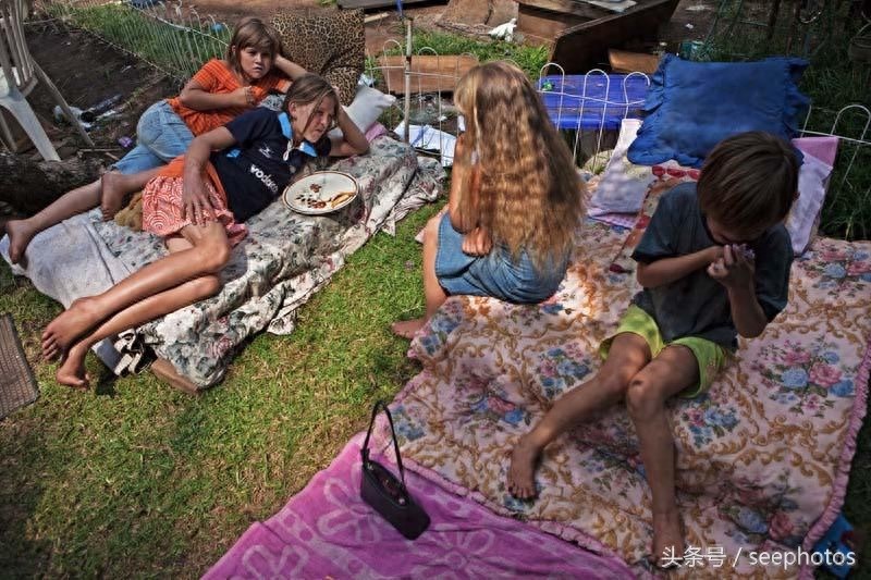 揭露南非白人的艰难生活，为了融入当地，白人美女不惜嫁给黑人