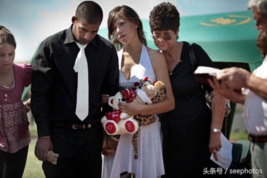 揭露南非白人的艰难生活，为了融入当地，白人美女不惜嫁给黑人