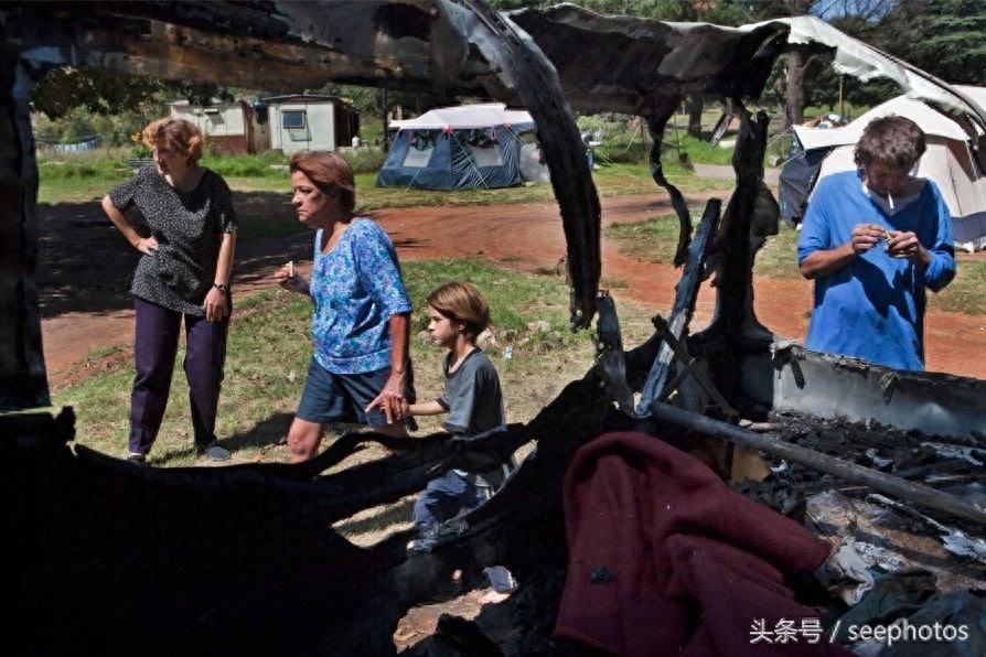 揭露南非白人的艰难生活，为了融入当地，白人美女不惜嫁给黑人