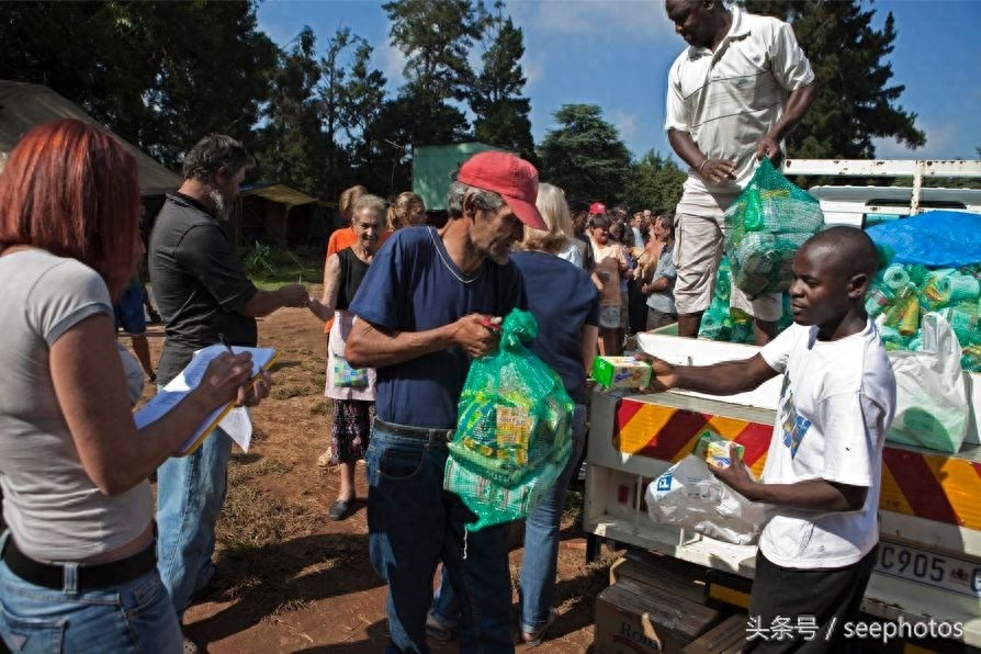 揭露南非白人的艰难生活，为了融入当地，白人美女不惜嫁给黑人