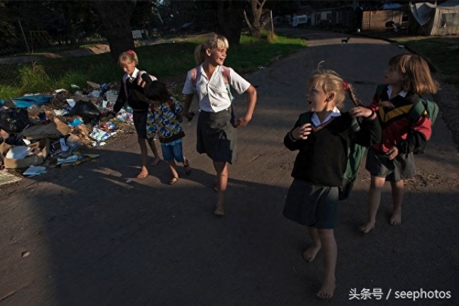 揭露南非白人的艰难生活，为了融入当地，白人美女不惜嫁给黑人