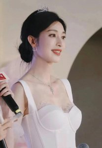 ​美女风情万种深V身材惊艳，白色蕾丝礼服下的优雅与魅力