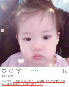 ​40岁安以轩晒近照，向富豪老公深情索吻，二胎女儿大眼萌态罕出镜