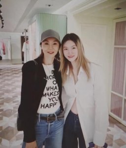 ​57岁张曼玉近照曝光，脸上法令纹凹陷，网友直呼不像她了