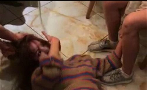 黄思思被打事件始末 闺蜜气她抢男友直接找人群殴 黄思思被打事件始末 闺蜜气她抢男友直接找人群殴