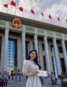 ​56岁伊能静在人民大会堂的这一幕，再次为女明星们树立了榜样！