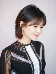 ​40岁刘涛真会玩，穿黑色蕾丝裙“装嫩”，不仅不违和还性感十足！