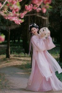 ​玉女桃花轻蜜粉定妆：打造精致妆容