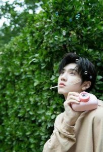 ​陈哲远：深大校草与富二代之间的家庭背景揭秘