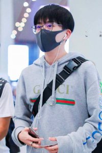 ​费启鸣到底有多高，卫衣配牛仔裤现身机场，穿出“五五分”身材！