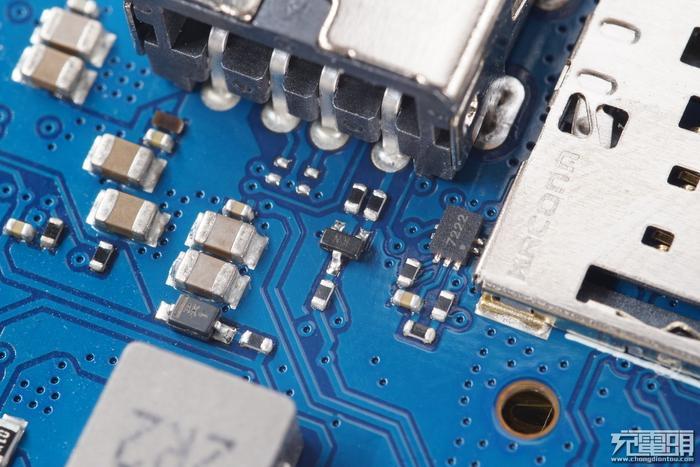 全网首拆：紫米4G路由器MF885拆解